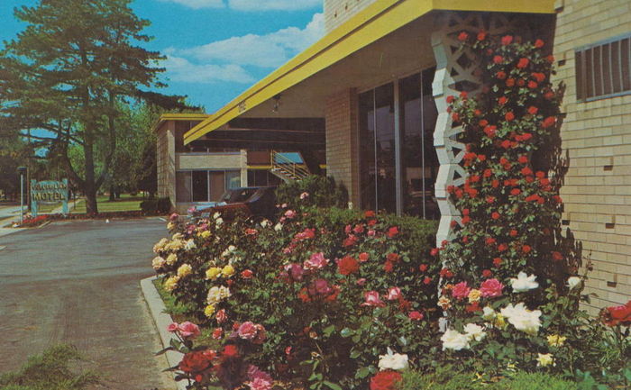 Golden Link Lodge - Old Postcard (newer photo)